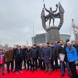 Депутаты-единороссы приняли участие в открытии памятника чемпиону мира по хоккею с мячом Николаю Дуракову