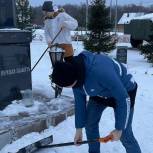 В Москве единороссы расчистили от снега мемориальный комплекс «Воинам-интернационалистам»