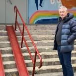 Кирилл Лаврентьев помог установить пандус в балаковском Центре развития и реабилитации