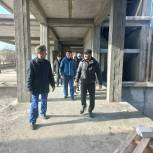 Активисты «Партийного десанта» проверили ход строительства новой школы и Дома культуры в Курчалоевском районе