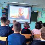 В Мурманской области «Единая Россия» организовала киноуроки для школьников