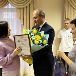 Депутат Виталий Кушнарев поздравил с Днем матери многодетные семьи в Ростове-на-Дону