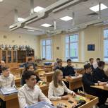 Депутат Мособлдумы Александр Баранов помог школьникам Наро-Фоминска в подготовке к ОГЭ