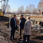 Единороссы проверили строительство детского сада в кузбасском поселке