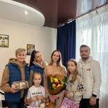 Партийцы и активисты «Единой России» поздравили жен и матерей бойцов СВО с Днем матери