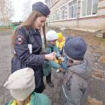 «Единая Россия» передала дальнеконстантиновским ученикам младших классов почти 1 300 светоотражающих элементов