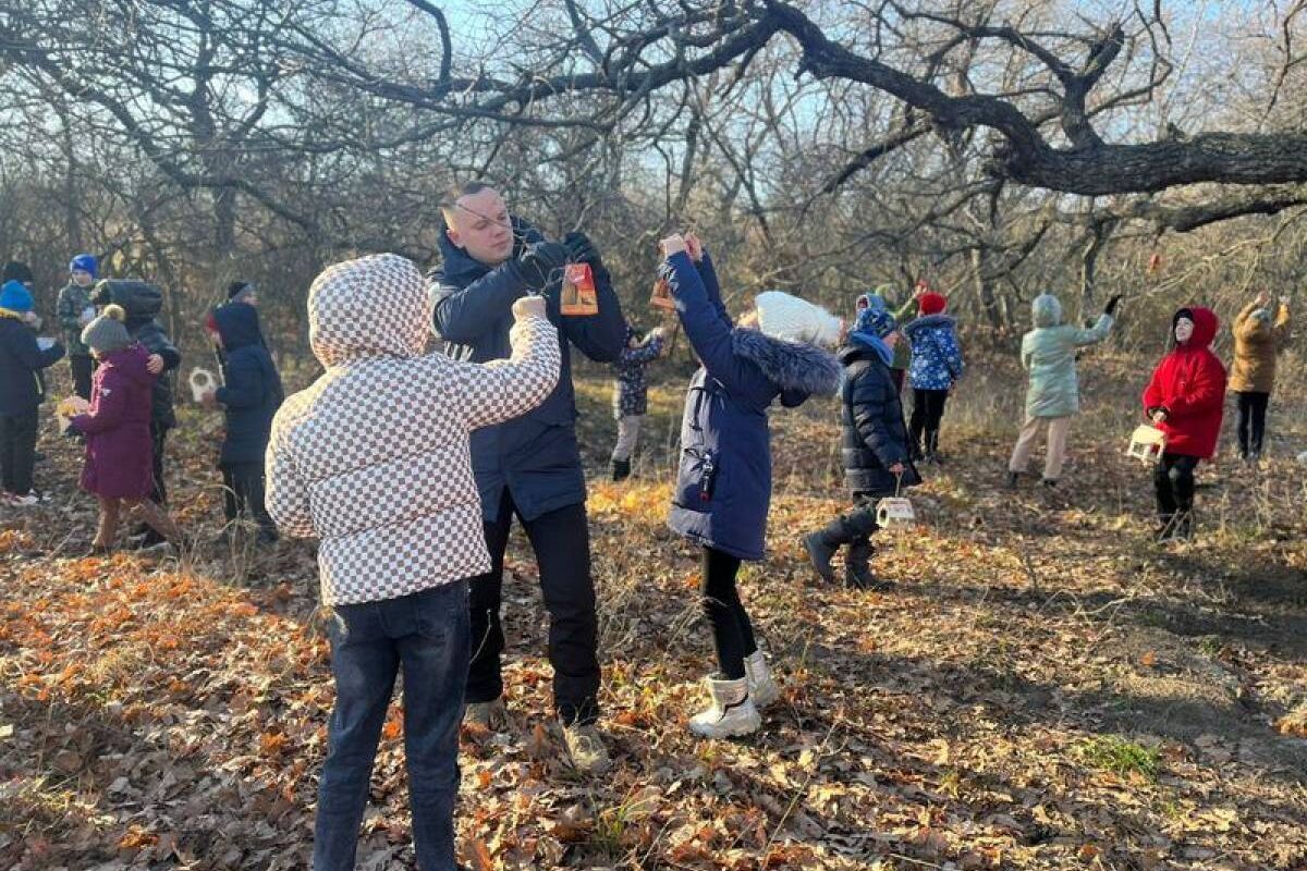 Активисты партпроекта «Защита животного мира» совместно со школьниками установили более 30 кормушек для птиц в Григоровой балке