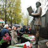 Открытие памятника, ремонт дороги, экскурсия для студентов: «Единая Россия» помогла жителям регионов