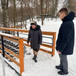 Истринские партийцы проверили качество и безопасность установленного в городском парке пандуса
