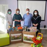 В Уфе единороссы привезли подарки пациентам детской больницы