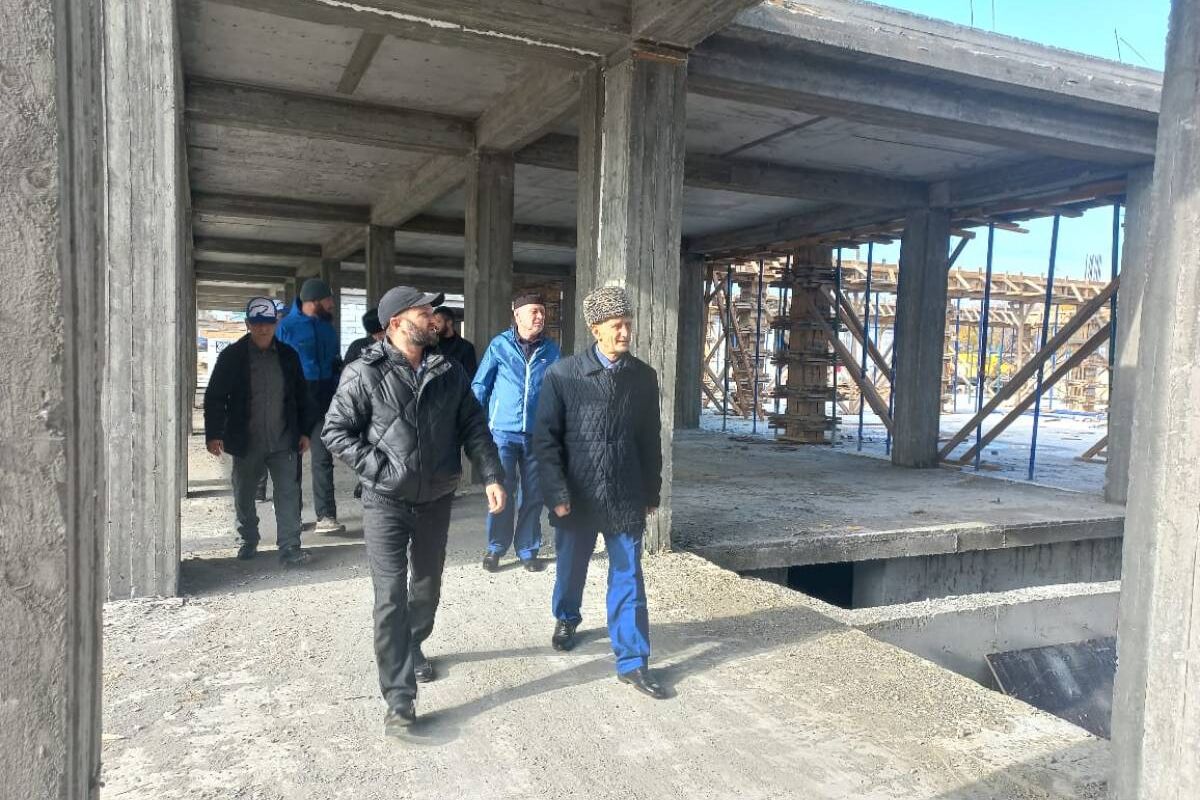 Активисты «Партийного десанта» проверили ход строительства новой школы и Дома культуры в Курчалоевском районе