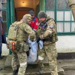 Волонтеры «Единой России» эвакуировали в Крым 91-летнюю жительницу Херсона с серьезной травмой