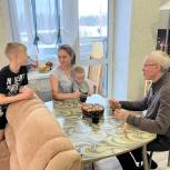 В День народного единства Сергей Усачев навестил семью мобилизованного