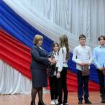 Депутат поздравила школьников из Красного Кута с Днём народного единства и вручила им паспорта