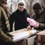 «Единая Россия» установит в ПВР для беженцев с Донбасса новогодние елки и поздравит военнослужащих на передовой