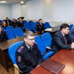 Олег Валенчук наградил сотрудников полиции за охрану порядка на Гринландии