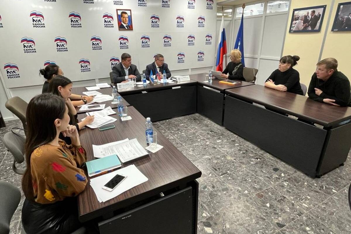 В региональной общественной приемной координатор федерального партийного проекта «Школа грамотного потребителя» Леонид Шибаев провел прием граждан