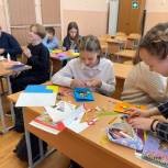 Данковские школьники пишут новогодние открытки солдатам