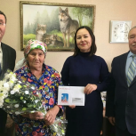 С 90-летним юбилеем единороссы поздравили жительницу Новоторъяльского района