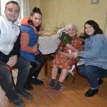 Волонтеры поздравили кировчанку со 100-летним юбилеем