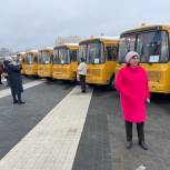 Светлана Дубовицкая приняла участие в торжественном вручении ключей от школьных автобусов