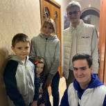 Молодогвардейцы Южного административного округа Москвы навестили семью из Мариуполя