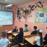 Единороссы устроили классный час о правилах поведения на железной дороге