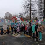 В Орле при поддержке «Единой России» для детей с ОВЗ установили специальную игровую площадку