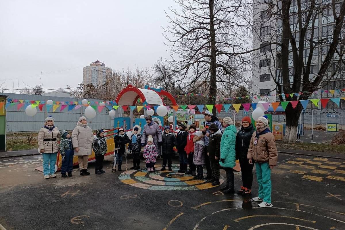 В Орле при поддержке «Единой России» для детей с ОВЗ установили специальную игровую площадку