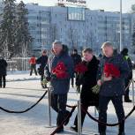 В Перми в честь Дня ракетных войск и артиллерии возложили цветы к монументу «Героям фронта и тыла»