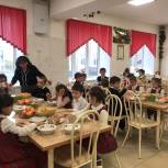 Корейш Гулиев проверил организацию горячего питания в школе