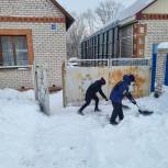 В Ишимбае волонтеры помогли супруге мобилизованного очистить двор от снега