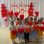 Подарки, цветы и тёплые слова: «Единая Россия» поздравила с Днём матери многодетные семьи и семьи мобилизованных