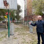 Депутат осмотрел придомовую территорию в Саратове, на которую ему пожаловались во время приёма граждан