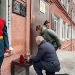 На фасаде саратовской школы появилась мемориальная доска погибшему в ходе СВО выпускнику
