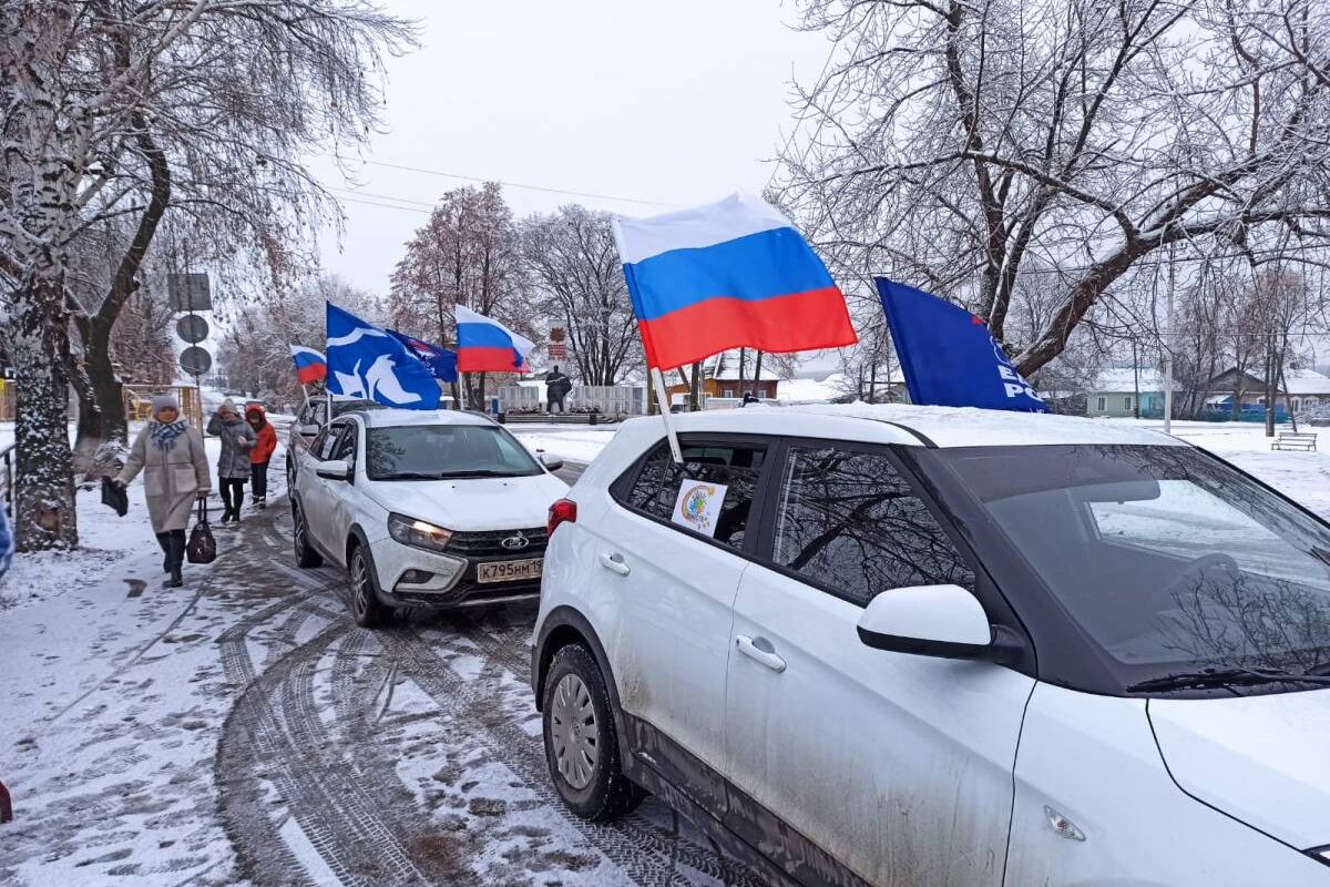 Алапаевские партийцы устроили автопробег в честь Дня народного единства |  04.11.2022 | Екатеринбург - БезФормата