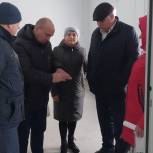 Депутаты «Единой России» проверили строительство ФАПа в Доволенском районе