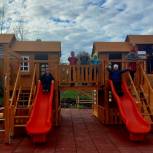 Единороссы Воловского района добились установки новой детской площадки в селе