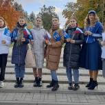 Активисты «Единой России» раздали жителям Тацинского района ленточки российского триколора
