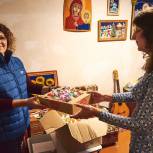 Дети Донбасса получат теплую посылку от тюменской мастерицы