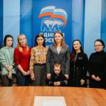 Спектаклями, концертами и подарками «Единая Россия» поздравила жительниц регионов с Днём матери