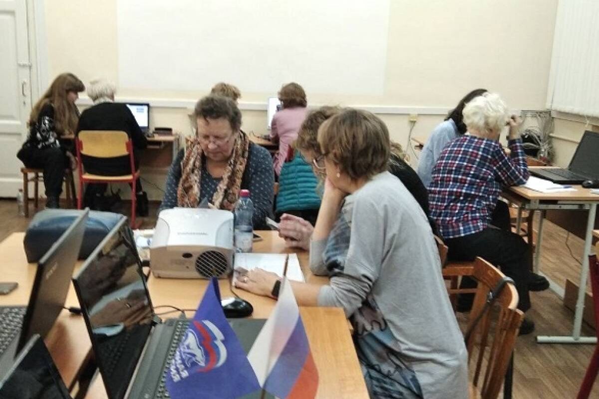 В Мурманске при поддержке «Единой России» организовали курсы компьютерной грамотности для пенсионеров