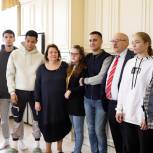 В преддверии Дня матери «Единая Россия» поздравила петербургскую семью, которая воспитала девятерых приемных детей
