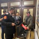 Депутат ЗСК Станислав Гринев передал 20 пневматических автоматов Кубанскому казачьему войску