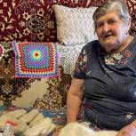 Бабушка Валя из Братска передала воспитанникам Луганского детского дома тёплые варежки и добрые слова