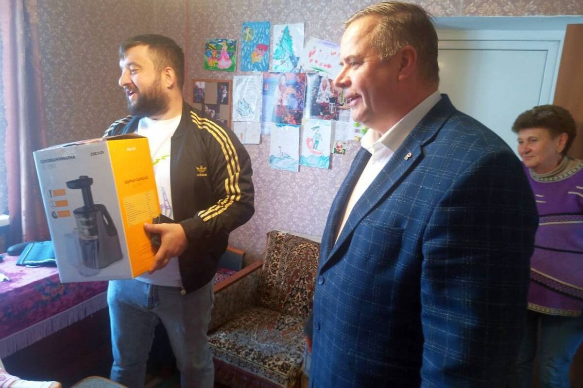 Партийцы навестили пожилого жителя села Верхнесадовое Владимира Иосифовича Михалева