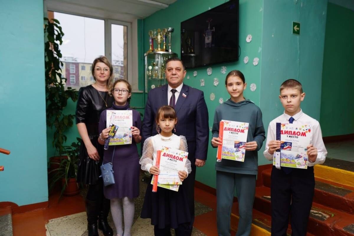 На Камчатке победители конкурса «Безопасные дороги глазами ребенка» получили заслуженные награды