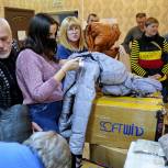 В Новосибирске активисты «Единой России» доставили в ПВР зимние вещи