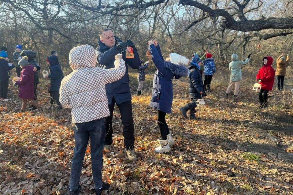 В Волгограде единороссы вместе со школьниками установили кормушки для птиц