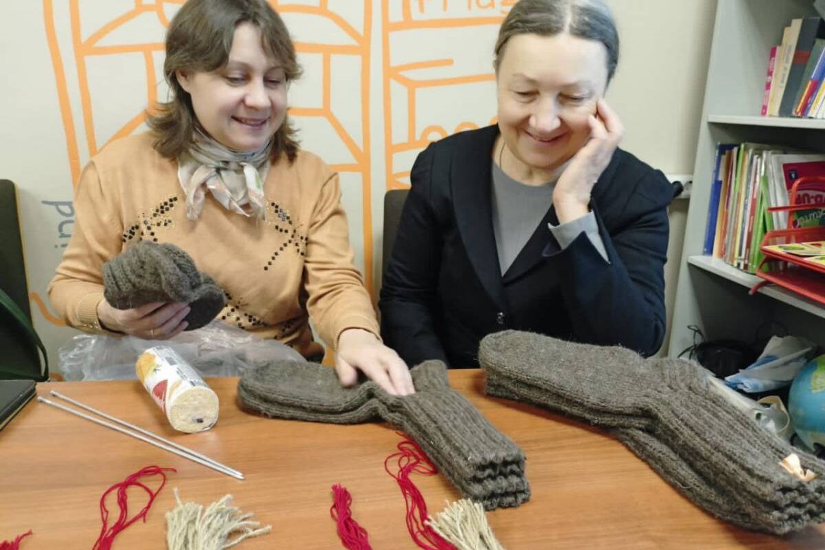 «Единая Россия» организовала в Москве мастер-класс по вязанию в поддержку участников СВО